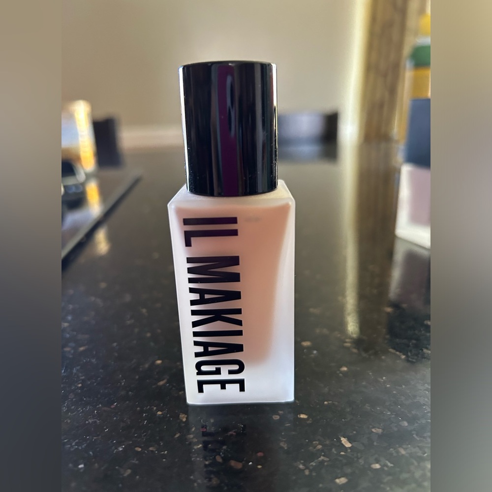 NWT IL Makiage Foundation